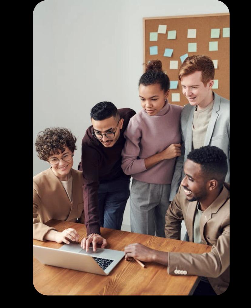 5 personen kijken naar laptop